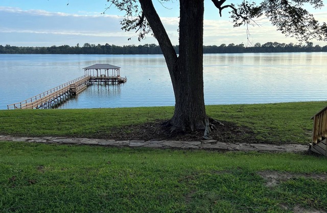 Cozy 1 bedroom, 2 queen beds with sofa couch lakefront Eagle Lake Getaway