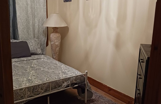 cozy 1 bedroom 3rd floor nice quiet and conveniently located next to everything.