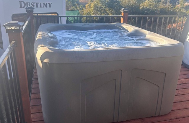 Cozy 1-bedroom 5th wheel with HOT TUB in awesome Valley Center