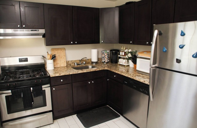 Cozy 1-bedroom apartment in enjoyable East Brunswick with WiFi, FREE PARKING.