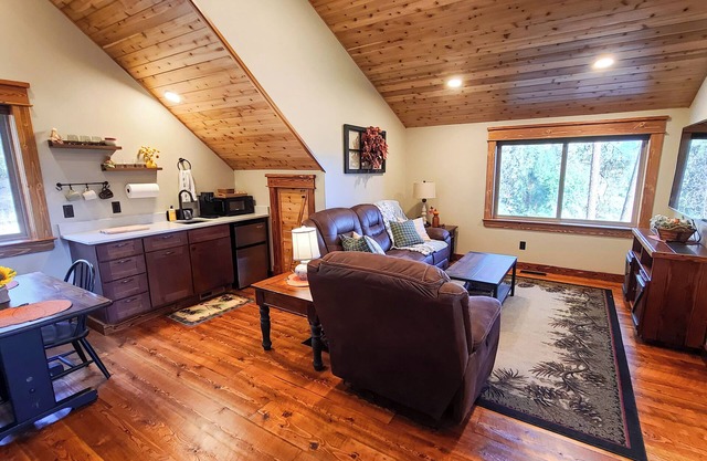 Cozy 1-bedroom apartment for two in Leavenworth with beautiful views, AC, WiFi