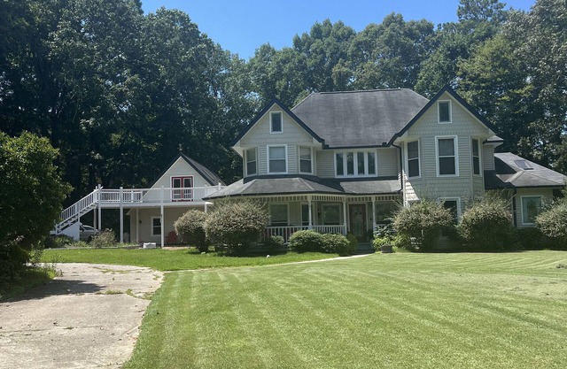 Cozy 1-bedroom apartment in charming Carrollton with AC, WiFi