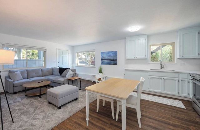 Cozy 1-bedroom apartment, close to beach.