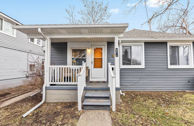 Cozy 1-bedroom apartment with WiFi, AC in charming Hazel Park
