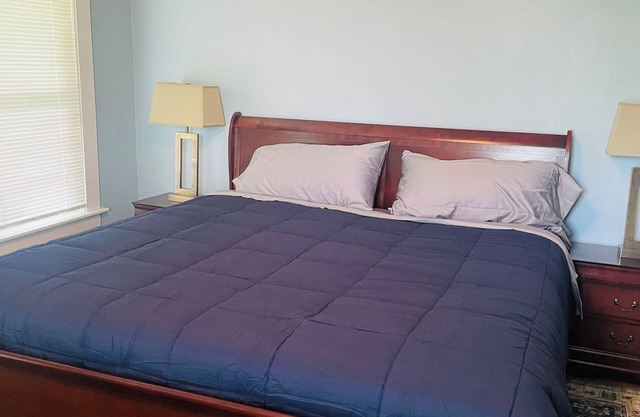 Cozy 1-bedroom apartment with WiFi, AC, full kitchen, in enjoyable Colebrook