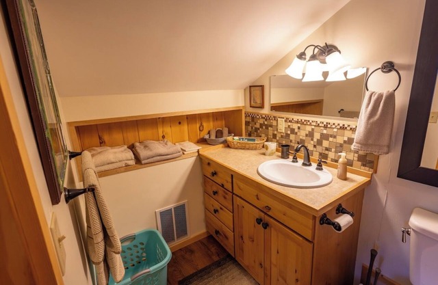 Cozy 1-bedroom apartment north of Marquette, WiFi, AC & perfect for snowmobiling