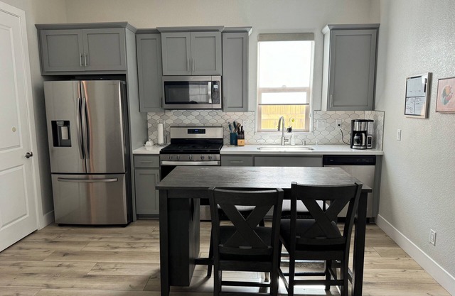 Cozy 1-bedroom apartment in charming Roseville with WiFi, AC