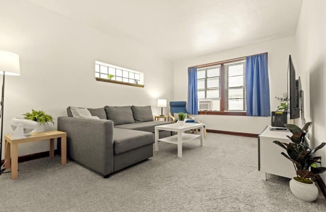 Cozy 1-bedroom apartment with free parking
