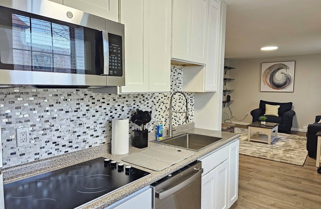 Cozy 1-bedroom apartment in charming Hartford with WiFi