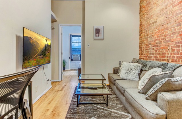 Cozy 1-bedroom apartment with AC and WiFi in enchanting New York