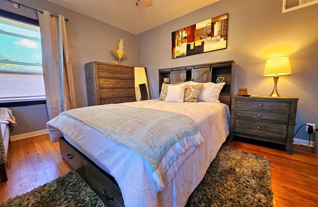Cozy 1-bedroom apartment in lovely St. Louis with WiFi, AC