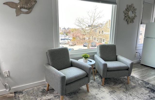 Cozy 1-bedroom apartment in charming Newport with AC