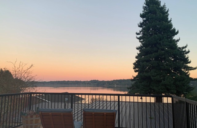 Cozy 1-bedroom apartment. Kitchen, laundry, Wi-Fi, & beautiful bay view’s!