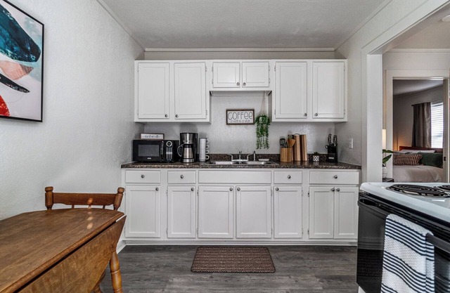 Cozy 1-bedroom apartment equipped with Wifi, a block away from Main st. Borger