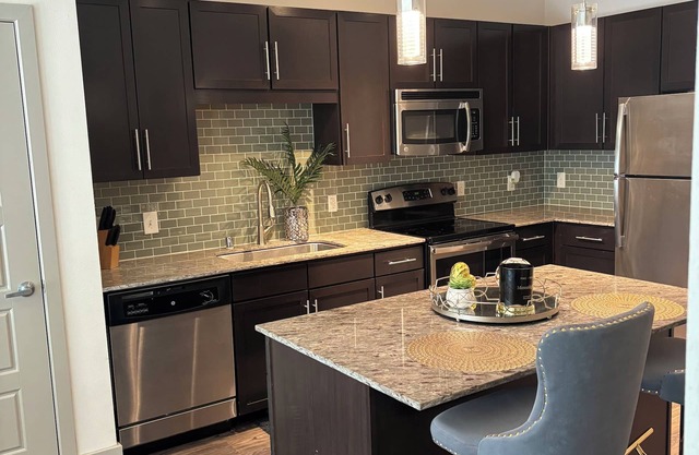 Cozy 1-bedroom apartment in delightful Downtown- Dallas with WiFi & Pool!
