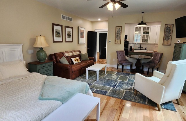 Cozy 1-bedroom apartment with WiFi, AC in enjoyable Newark