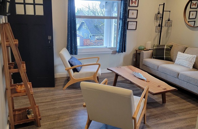 Cozy 1-bedroom apartment in historic stadium district of Tacoma with WiFi, AC