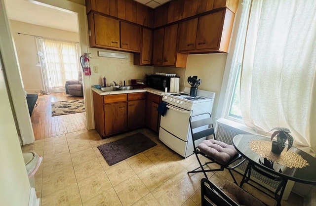 Cozy 1-bedroom apartment with AC and WiFi in pleasant Utica