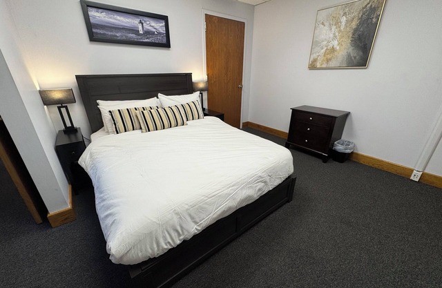 Cozy 1-bedroom apt in superb West Babylon with WiFi, Central AC/Heat, 2nd Floor