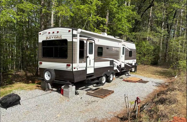 Cozy 1-bedroom camper close to Clemson and Lake Jocassee