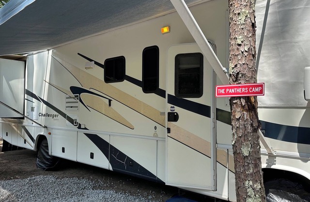Cozy 1-bedroom campground with AC and WiFi in charming Petal!