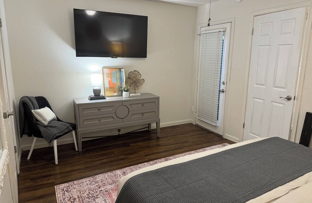 Cozy 1 Bedroom Condo - Prime Location off Kilpatrick Turnpike!