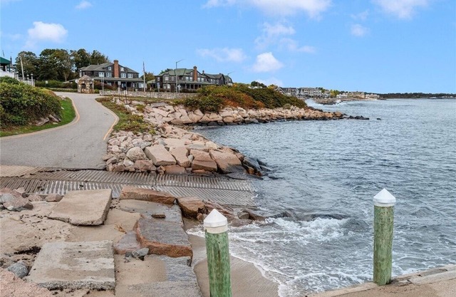 Cozy 1-bedroom condo in the heart of charming Narragansett with WiFi