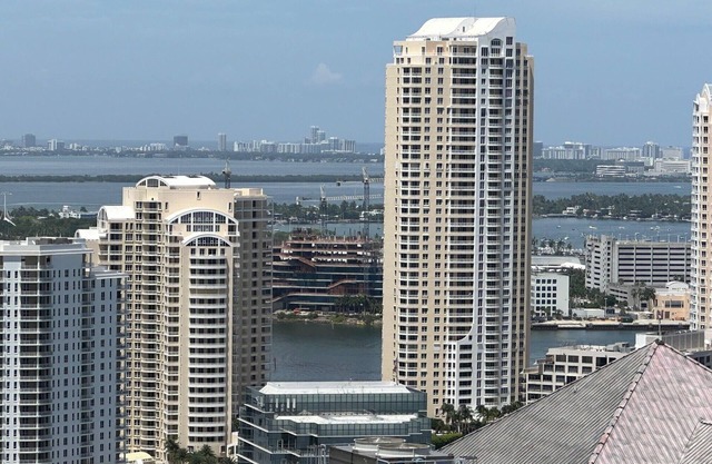 Cozy 1-bedroom condo in Brickell financial dist. Stunnig views from 42nd floor.