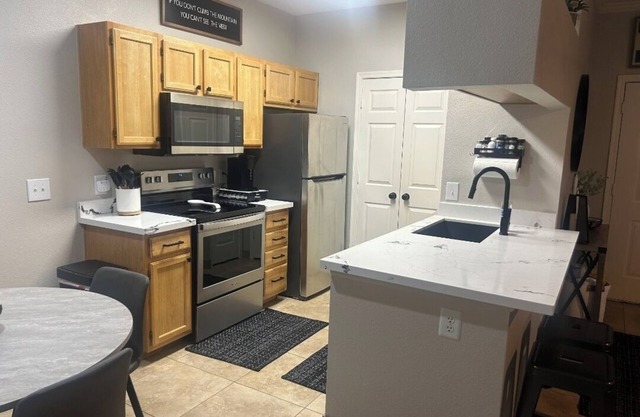 Cozy 1-bedroom condo in enjoyable Phoenix right off the 202 by the airport