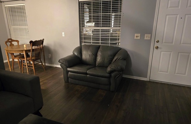 Cozy 1-bedroom condo near downtown Clawson with WiFi, AC