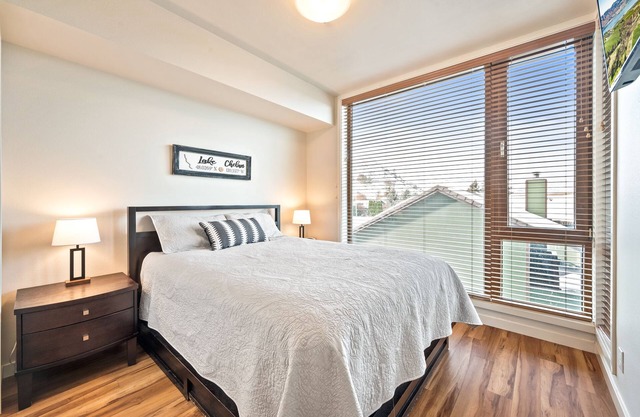 Cozy 1 bedroom condo steps away from the lake