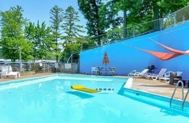 Cozy 1-bedroom condo with WiFi, AC in peaceful Lake Ozark. Prime location on 4MM