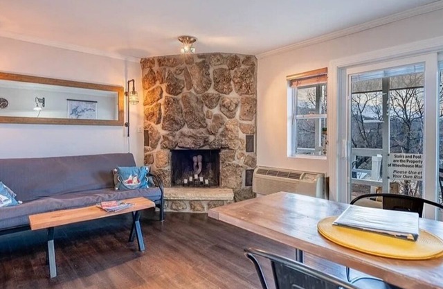 Cozy 1-bedroom condo in Lake Ozark. On the lake at the prime location of the 4MM