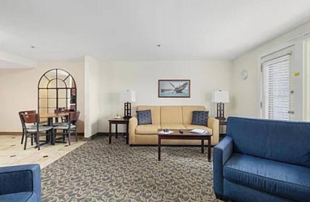Cozy 1-bedroom condo with WiFi, fitness room in enchanting Newport overlooking