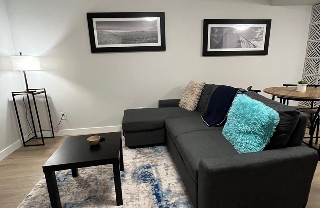 Cozy 1-bedroom condo with WiFi, AC in amazing Regina