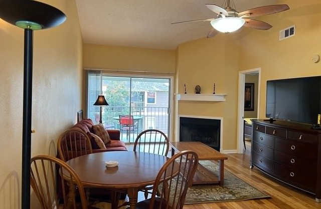 Cozy 1-bedroom condo with WiFi, AC in tranquil Gretna