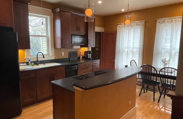 Cozy 1-bedroom corporate apartment along Buffalo's famous Delaware Olmstead Park