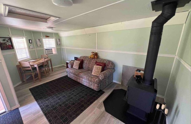 Cozy 1 bedroom cottage, short walk from the bay