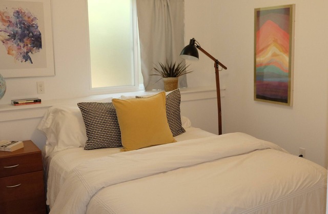 Cozy 1-bedroom creekside hideaway in charming Fairfax walkable to downtown.