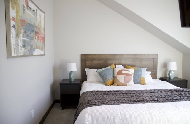 Cozy 1 Bedroom Garage Apartment