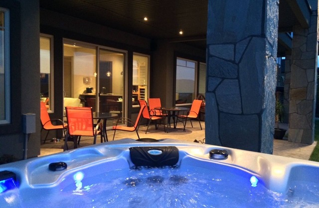 Cozy 1 Bedroom Guest Suite, Private Entrance and Parking