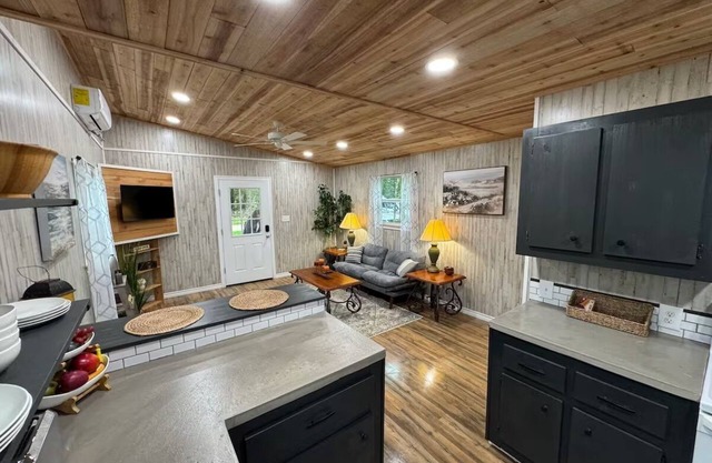 Cozy 1-bedroom house in peaceful Elkhart with AC, WiFi