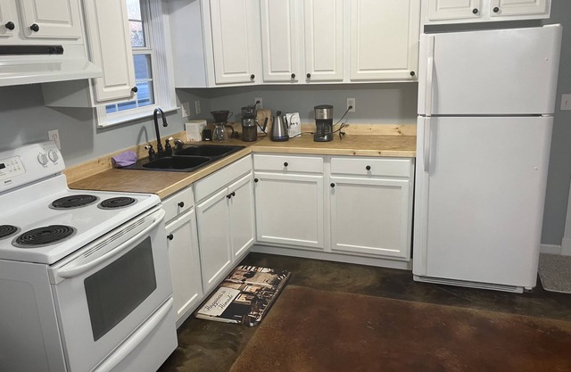 Cozy 1-bedroom house in charming West Point with AC, WiFi