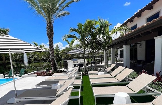 Cozy 1-bedroom in a 3 bedroom beautiful luxury apartment in Sunrise , pool, gym