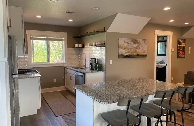Cozy 1-bedroom In-Law Suite Close to Skiing, Hiking & More