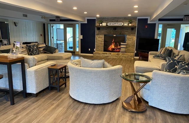 Cozy 1 bedroom lodge room overlooking Safe Harbor Jamestown on Lake Cumberland