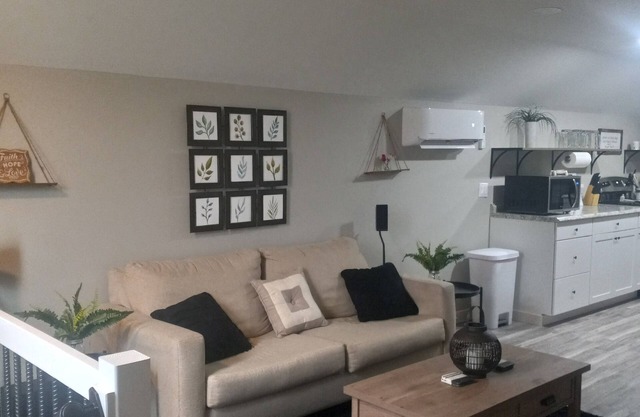 Cozy 1 bedroom loft in a peaceful setting close to Bennett Springs State Park!