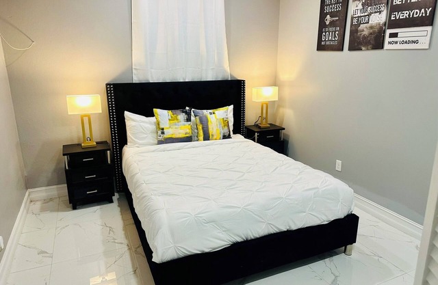 Cozy 1 Bedroom Master Suite in Nassau with Kitchenette, AC, WiFi & Smart TV