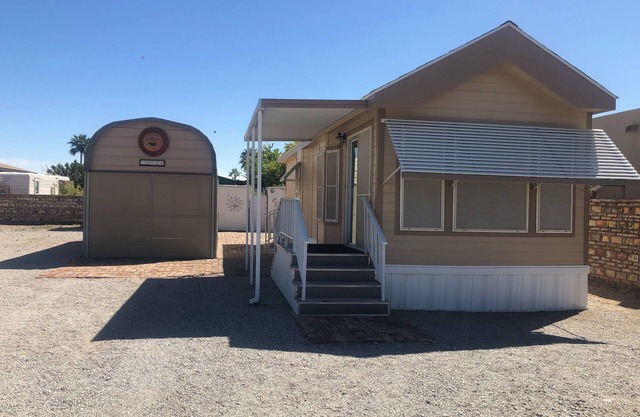 Cozy 1-bedroom mobile home in Yuma Foothills. Additional screened Arizona Room