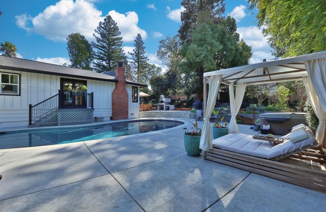 Cozy 1-Bedroom Modern Cottage with Pool & Hot Tub